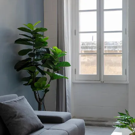 Bnbnova - Historic Penthouse Apartman *